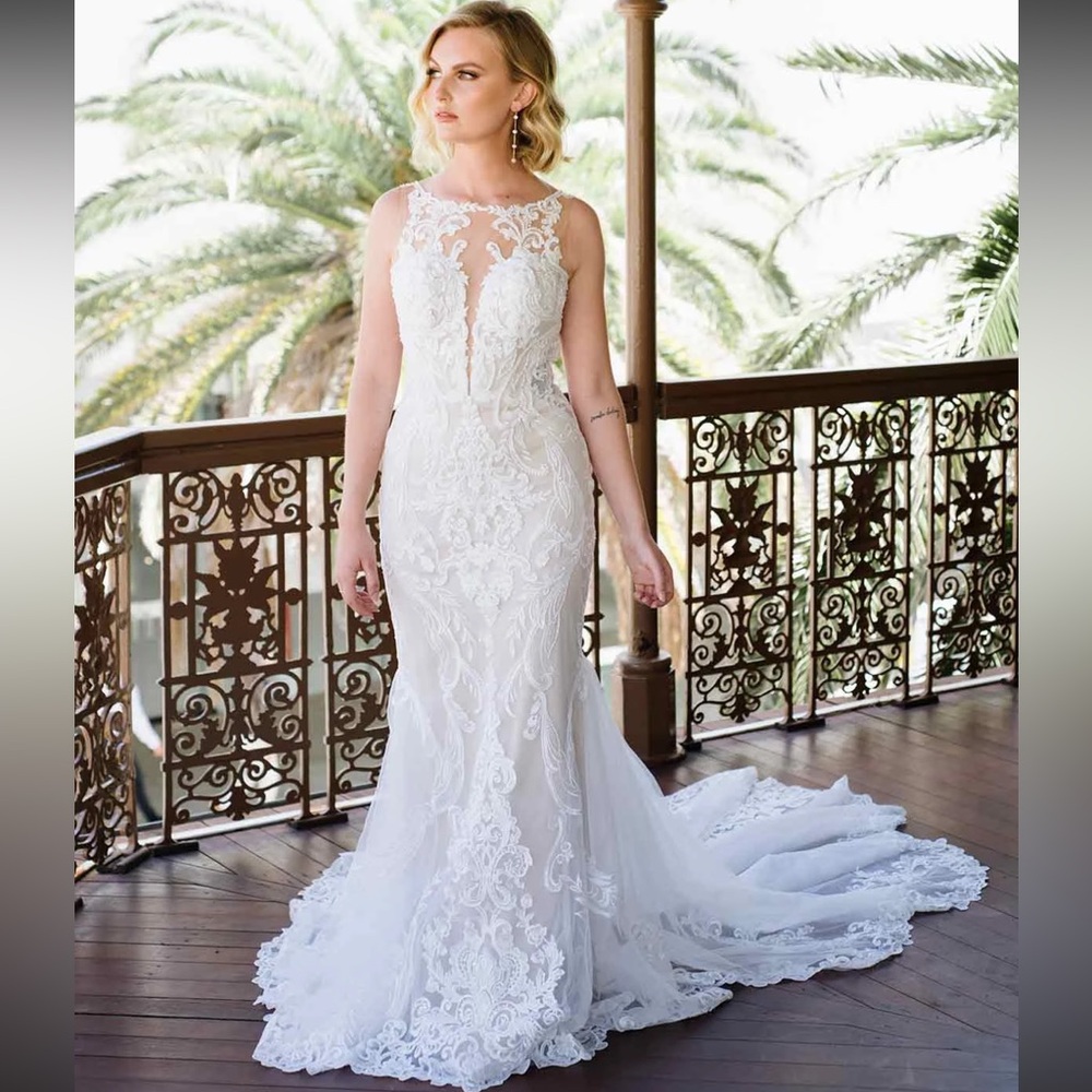 Essence of Australia Beautiful 2022 Wedding Dress with Stunning Train - size 10